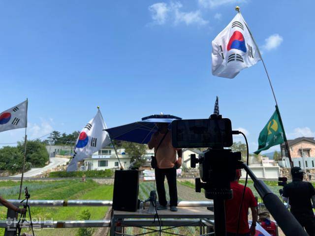 보수 유튜버 벨라도 안정권(43)씨가 집회하던 장소에서 우파삼촌 김모(49)씨가 집회를 이어가고 있다. 안씨가 떠난 뒤에도 얼굴만 바뀔 뿐 보수 유튜버와 1인 시위자들은 자택 앞을 떠나지 않았다.