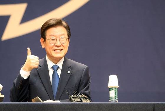 더불어민주당 이재명 대표가 1일 오후 광주 서구 치평동 김대중컨벤션센터에서 열린 '더 나은 민주당' 만들기 타운홀 미팅에 참석해 엄지를 치켜세우고 있다. 2022.9.1 연합뉴스