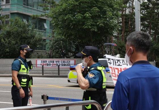 지난 6월 20일 서초동 윤석열 대통령 자택 앞에 주민들이 내건 현수막. 연합뉴스