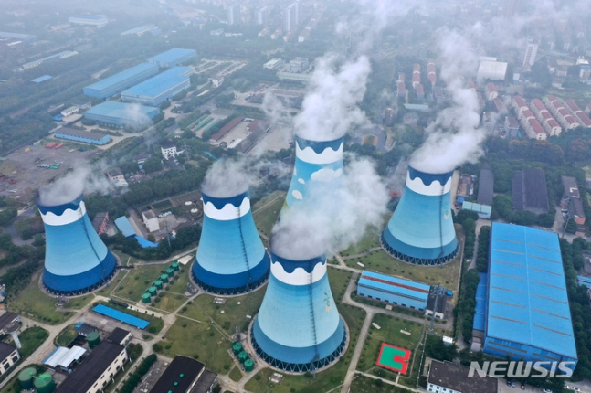 [난징(중국 장쑤성)=AP/뉴시스] 중국에서 전력 부족으로 정전 사태가 빚어지면서 10여 개 성(省) 지역에서 전력 사용 제한 조치가 내려졌다. 27일 중국 장쑤성 난닝에 있는 한 석탄 화력 발전소에서 연기가 배출되고 있다. 2021.09.28