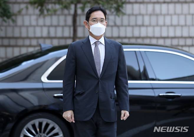 [서울=뉴시스] 이영환 기자 = 삼성 부당합병 혐의로 재판을 받고 있는 이재용 삼성전자 부회장이 2일 오전 서울 서초구 서울중앙지방법원에서 열린 64차 공판에 출석하고 있다. 2022.09.02. 20hwan@newsis.com
