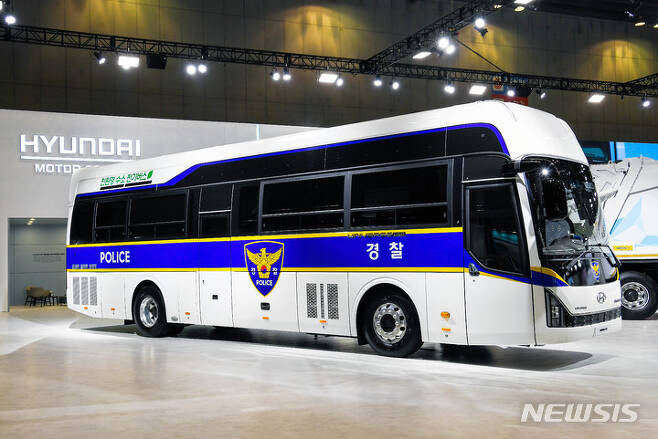 [서울=뉴시스]‘H2 MEET 2022’에서 공개된 수소전기버스 경찰버스.(사진=현대자동차 제공) 2022.9.2 photo@newsis.com