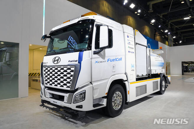 [서울=뉴시스]‘H2 MEET 2022’에서 공개된 수소전기트럭 살수차.(사진=현대자동차 제공) 2022.9.2 photo@newsis.com