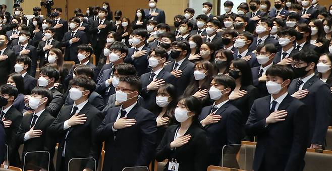 [서울=뉴시스] 지난 5월13일 충북 진천군 국가공무원인재개발원에서 열린 '제67기 신임관리자과정 입교식'에서 교육생들이 국민의례하고 있다. 2022.05.13. photo@newsis.com *재판매 및 DB 금지