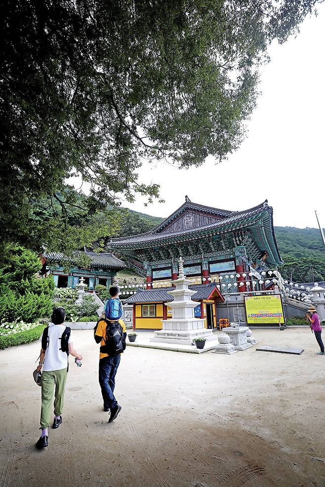 천년고찰 보문사는 서해안 조망 명소인 눈썹바위 마애석불좌상을 비롯해, 와불전, 오백나한상 등 볼거리가 많다.