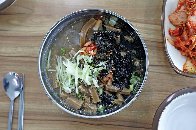 명량칼국수식당의 묵밥(1만 원).
