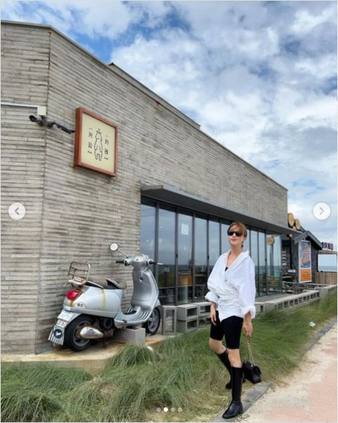 Ayumi, a group from Sugar, reported on his recent trip to Jeju Island.On the 3rd, Ayumi posted a picture on his instagram with an article entitled I wanted to go to Jeju Island ... a curry-loving child ... waiting for curry restaurant information.The photo released shows Ayumi visiting a curry restaurant in Jeju Island, looking happy in front of a delicious dish.Ayumi, who wears black boots in a white shirt in particular, catches the eye with a watery beauty ahead of marriage.On the other hand, Ayumi recently announced the news of marriage, I hope you are blessed with joy because you have met a precious relationship and have been together for a lifetime.Ayumi will perform a marriage ceremony in October with a non-entertainer of two years old and a Seoul native.