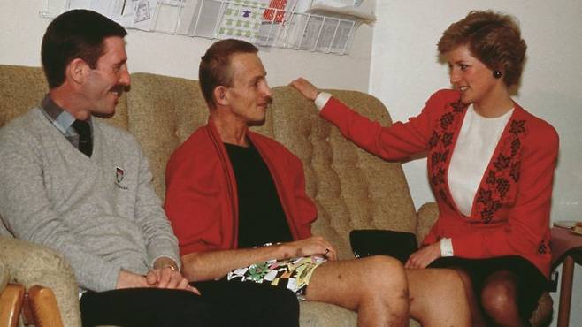 다이애나 왕세자비가 1989년 12월 런던 세인트 메리 병원의 에이즈 진료실에서 환자들과 이야기를 나누고 있다