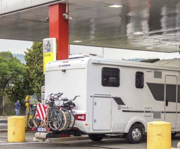 연비가 신경 쓰인다면 너무 크지 않은 차량 또는 하이브리드차를 선택하는 것도 방법이다