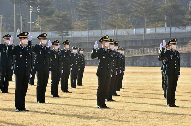(서울=뉴스1) = 3일 오전 육군학생군사학교에서 열린 2022년 학군장교 임관식에서 신임장교들이 임관 선서를 하고 있다.(육군 제공) 2022.3.3/뉴스1