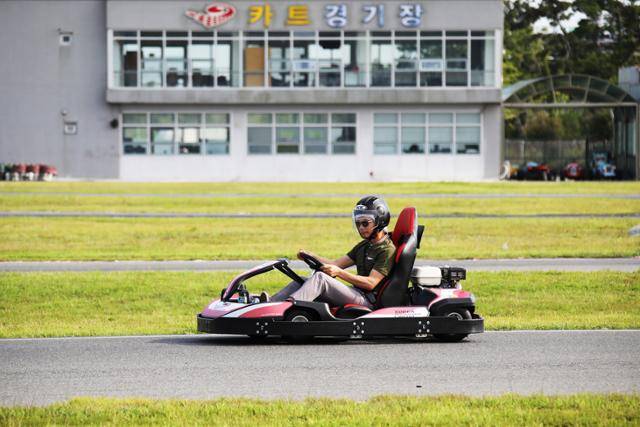 레이싱카트 전용 서킷인 영얌 카트경주장 스피드코스에서 레저 1인승 카트를 즐기고 있다. ⓒ박준규