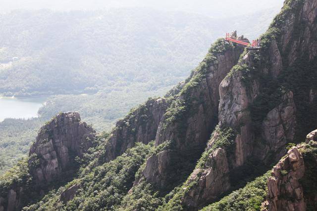 우람하고도 아기자기한 바위 능선이 이어지는 월출산 국립공원. ⓒ박준규