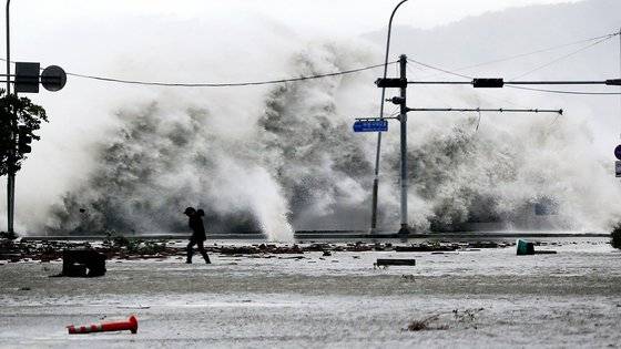 제18호 태풍 차바가 접근했던 지난 2016년 10월 5일 부산 해운대구 마린시티 앞 방파제에 집채 만하 파도가 몰아치고 있다. 중앙포토