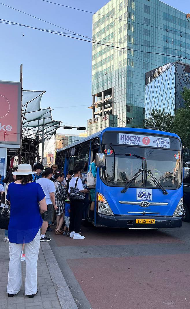 버스 정류장. 택시는 보기가 드물다.