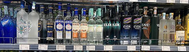 몽골 주류 판매대. 전통주부터 대표 보드카까지 다양한 알코올류가 전시되어 있다.