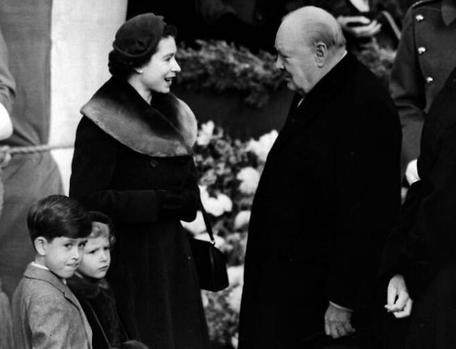 엘리자베스 2세 영국 여왕(왼쪽)이 젊은 시절 어린 자녀들을 데리고 윈스턴 처칠 전 영국 총리와 만나는 모습. 게티이미지 제공
