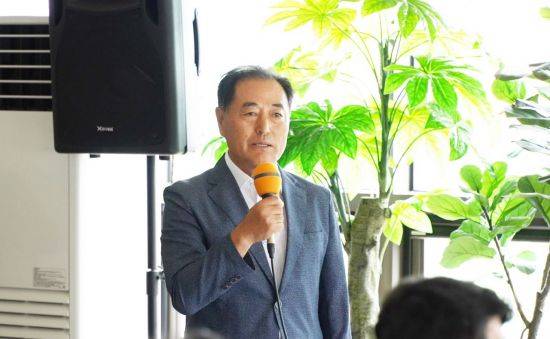 기동마을 발전소 현황을 설명하고 있는 이태식 기동마을 사회적협동조합장