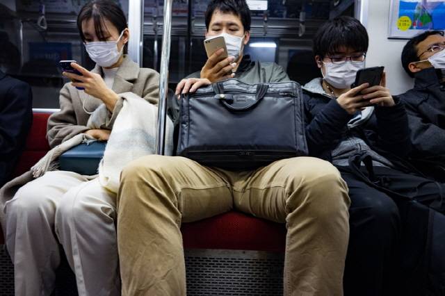 하체 근육이 약한사람일수록 ‘쩍벌’ 자세를 취하기 쉽다./사진=게티이미지뱅크