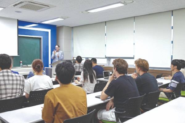 부산대 유학생들이 수업을 듣고 있다. 부산대 제공