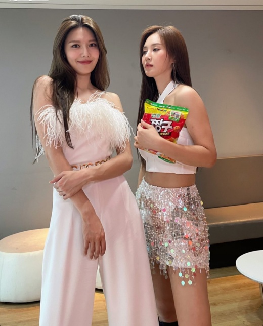 Girl group Girls Generation member Kwon Yuri, 32, boasted a special new bag.On the 4th, Sooyoung, 32, posted a photo of him with Kwon Yuri, saying he bought a bigger clutch on his Instagram.In the photo, Kwon Yuri is laughing because he holds a huge big size snack bag.The playful Kwon Yuris appearance attracts attention.On the 20th of last month, Sooyoung released Kwon Yuris confectionery bag, saying, It seems to be right because you are doing a personal clutch.It is much bigger than the cookies I heard at the time. The pleasant daily life of the two people has caused a laugh, and the warm friendship is also outstanding.Girls Generation released the title song of the same name last month with their regular 7th album Forever One (FOREVER 1) and made a comeback in full about five years.Recently, I met with fans through music broadcasting, entertainment, and fan meetings.