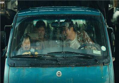 ▲ 영화 <브로커> 중 세차 장면 ⓒ <브로커>