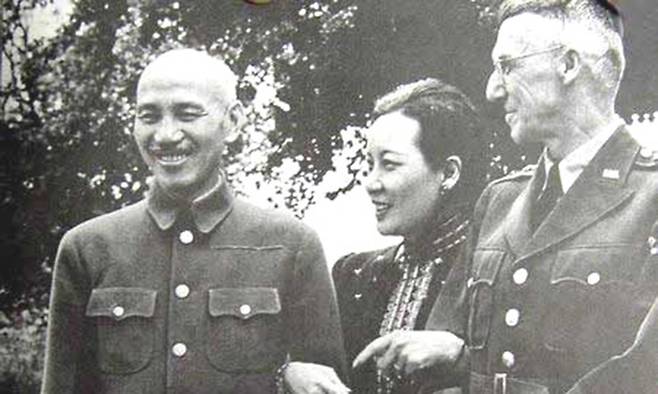 장제스(왼쪽부터), 부인 쑹메이링, 조지프 스틸웰 장군. 출처:위키피디아