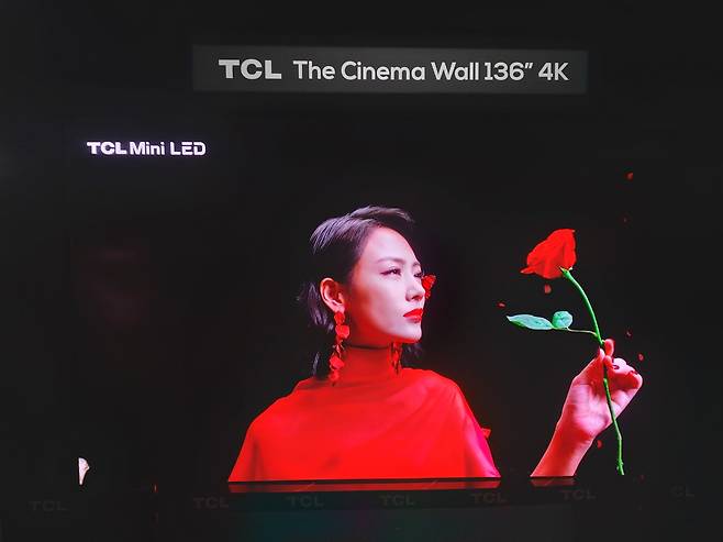 중국 TCL이 6일까지 독일 베를린에서 열리는 ‘IFA 2022’ 전시장에서 선보인 136형 4K 미니 LED TV.정서린 기자