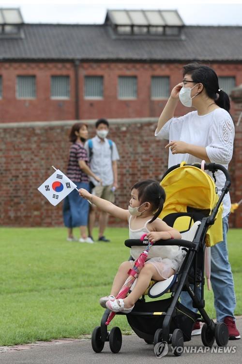 옛 서대문형무소에서 태극기 흔드는 아이 [연합뉴스 자료사진]