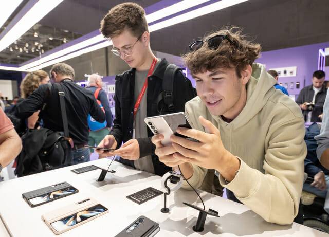 IFA 2022 '삼성 타운' 에 전시된 갤럭시Z폴드4 (사진=삼성전자)