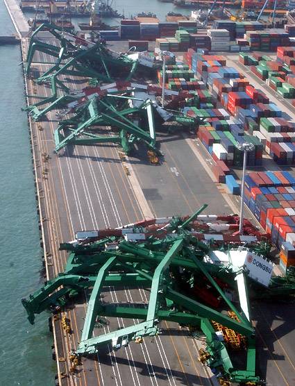 2003년 9월 태풍 '매미'가 휩쓸고 간 부산 신감만항터미널에서 대형 크레인이 무너졌다./사진=트위터