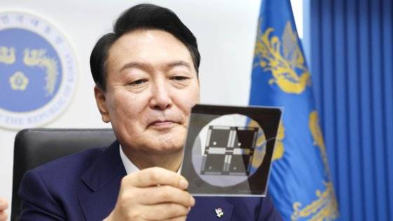 윤석열 대통령이 용산 대통령실 청사 영상회의실에서 반도체 포토마스크를 보고 있다. [대통령실]