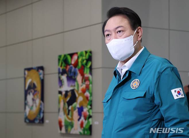 [서울=뉴시스] 홍효식 기자 = 윤석열 대통령이 5일 서울 용산 대통령실 청사로 출근하며 취재진 질문에 답변하고 있다. (대통령실통신사진기자단) 2022.09.05. yesphoto@newsis.com