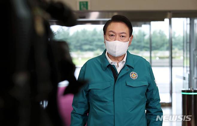 [서울=뉴시스] 홍효식 기자 = 윤석열 대통령이 5일 서울 용산 대통령실 청사로 출근하며 태풍 힌남노 관련 발언을 하고 있다. 2022.09.05. yesphoto@newsis.com