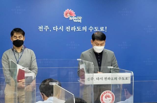 ▲전주시 관계자가 세월호 천막 분향소 철거 방침을 재확인하고 있다. ⓒ프레시안(권희성)