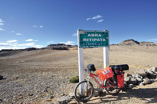 해발 4,900m 아브라 리티파타 고개 정상. 월간山 깃발을 놓고 찍었다.