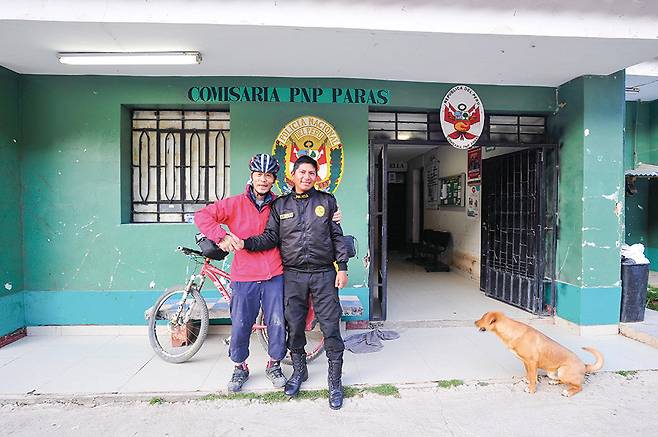 파라스 마을의 경찰들이 호의를 베풀어 경찰 숙직실에서 하루를 묵었다. 떠나기 전 경찰관과 함께 기념사진을 찍었다.