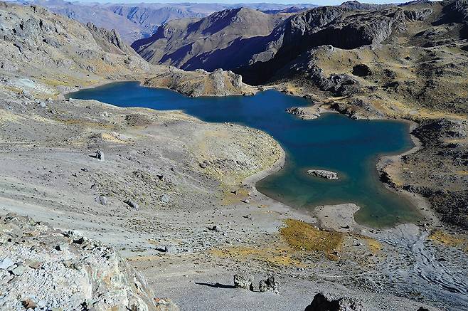 아름다운 라구나 아줄코차 호수. 4,800m 고도에 있는 호수로 길에서 멀지 않지만 급경사로 접근이 불가능하다. 카메라의 한계로 실제는 훨씬 압도적이다