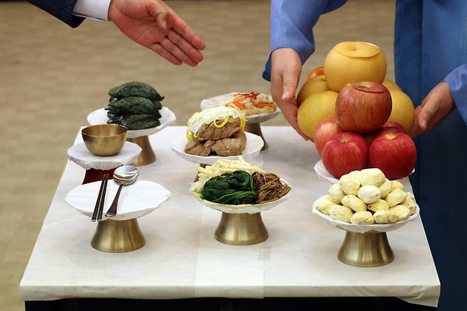 성균관의례정립위원회는 5일 서울 중구 프레스센터에서 '대국민 차례 간소화 기자회견'을 갖고 간소화 된 차례상 예시를 발표하고 있다. 뉴시스