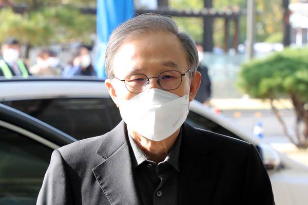 회사 자금 횡령과 뇌물 수수 혐의 등으로 29일 대법원 상고심에서 징역 17년이 확정된 이명박 전 대통령이 30일 오전 진료를 위해 종로구 서울대학병원으로 들어서고 있다. ⓒ연합뉴스
