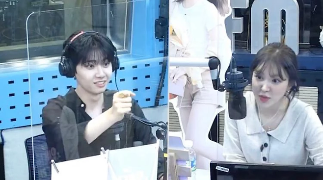 이진혁이 손가락을 튕긴 채 웬디를 부르는 모습.  SBS 파워FM ‘웬디의 영스트리트’ 화면 캡처