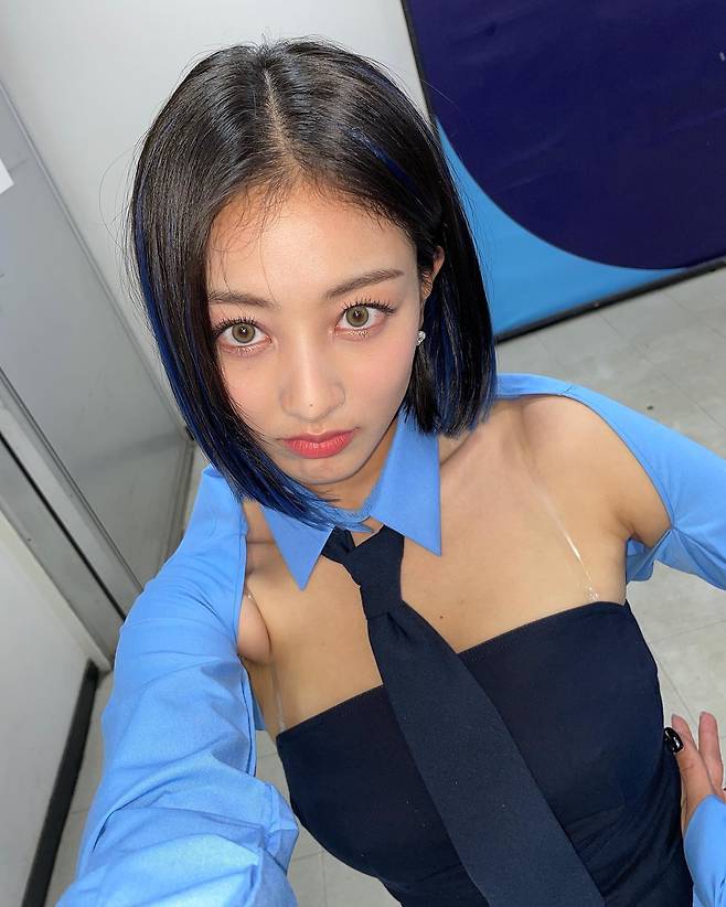 TWICE (TWICE) Ji Hyo said hello after finishing the last broadcast of this album.On the 4th, Ji Hyo posted a picture on his instagram with an article entitled Hand to the last year.In the photo, Ji Hyo poses in various places such as waiting room and stairway corridor. His smiles as he makes hearts with both hands gather his attention.Fans responded to his appearance in a tube top dress and boasting a unique body, such as God Ji Hyo, I love you and Ji Hyo is so cool.On the other hand, Ji Hyo, who was born in 1997 and is 25 years old, made his debut with TWICE in 2015, and returned to TWICE Mini 11th album BETWEN 1 & 2 on the 26th and acted as the title song Talk that Talk.Photo: Ji Hyo Instagram