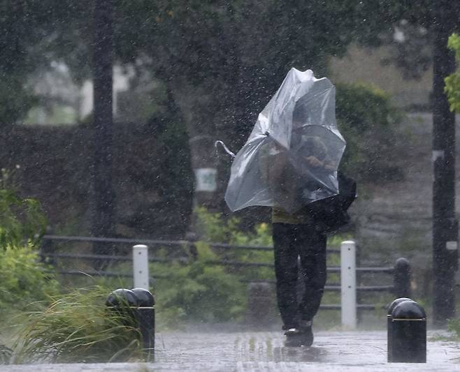 태풍 힌남노 접근한 오키나와에 강풍 (오키나와 교도=연합뉴스) 제11호 태풍 '힌남노'가 접근하는 가운데 3일 일본 오키나와현 나하시에서 우산을 쓴 남성이 강한 바람을 맞으며 이동하고 있다.