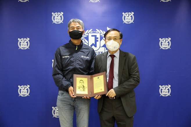 위메이드 장현국 대표(좌)와 서울대 오세정 총장(우)이 위믹스 기부 협약식 후 사진 촬영하고 있다. (사진=위메이드)