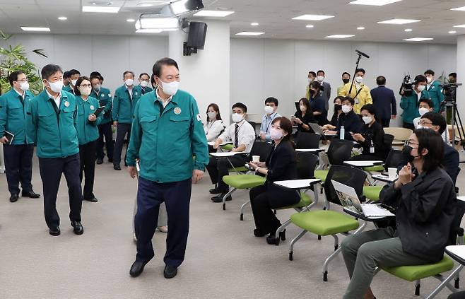 윤석열 대통령이 6일 오전 서울 용산 대통령실 청사 기자실을 방문해 태풍 힌남노 상황에 대해 이야기한 뒤 취재진과 대화하고 있다 (사진=연합뉴스)
