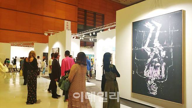 서울 강남구 삼성동 코엑스 ‘프리즈 서울’ 전경. 독일계 갤러리로 런던·파리 등에 근거지 둔 타데우스로팍 앞으로 관람객들이 끊임없이 오갔다. 오른쪽 벽에 독일작가 게오르그 바젤리츠의 ‘정오의 엑스레이’(2020)가 걸렸다. 개막 첫날 120만유로(약 16억 3000만원)에 팔린 작품이다(사진=오현주 문화전문기자).