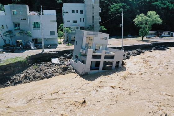 태풍 '힌남노'의 영향으로 오늘(6일) 경북 포항시 남구 오천읍의 한 풀빌라가 물에 떠내려가는 모습. 〈사진-연합뉴스〉