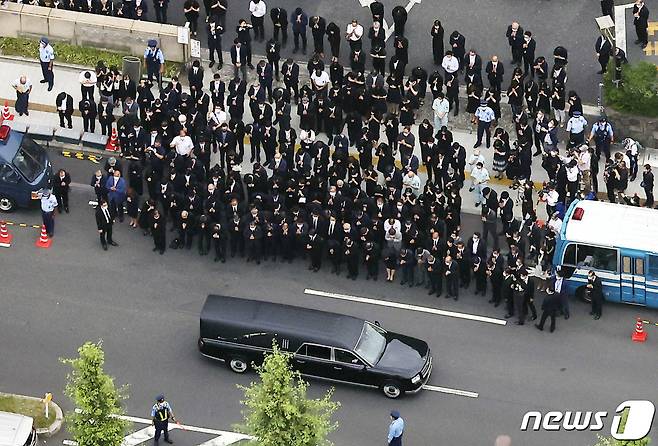 12일 (현지시간) 아베 신조 전 일본 총리의 장례식이 끝난 뒤 운구차가 도쿄 자민당 당사에 도착을 하고 있다. ⓒ 로이터=뉴스1 ⓒ News1 우동명 기자