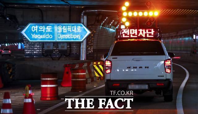 태풍 '힌남노' 영향으로 출근길 강변북로와 올림픽대로, 동부간선도로 등 서울 주요 도로 곳곳이 통제되고 있다. 6일 오전 서울 신월지하차도 올림픽대로 진입로 통제 모습. /뉴시스