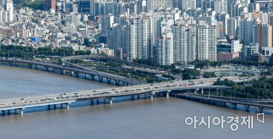 제11호 태풍 '힌남노'의 영향으로 강변북로 일부구간에 차량통제가 진행되고 있는 6일 서울 서강대교에 차량정체 현상이 일어나고 있다./강진형 기자aymsdream@