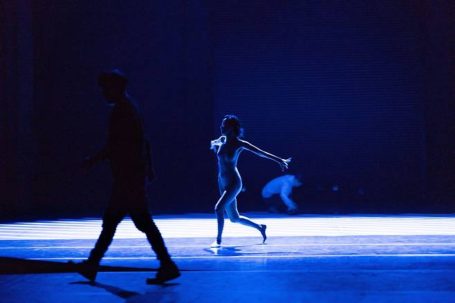 김보라가 안무한 ‘100% 나의 구멍’. 춤의 비중은 10%도 안 되고 무용수들의 이야기를 들려주는 형식이다. /아트프로젝트보라